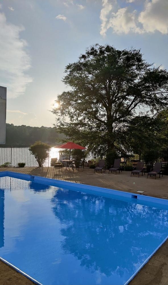 Killen Lake View Inn & Suites מראה חיצוני תמונה