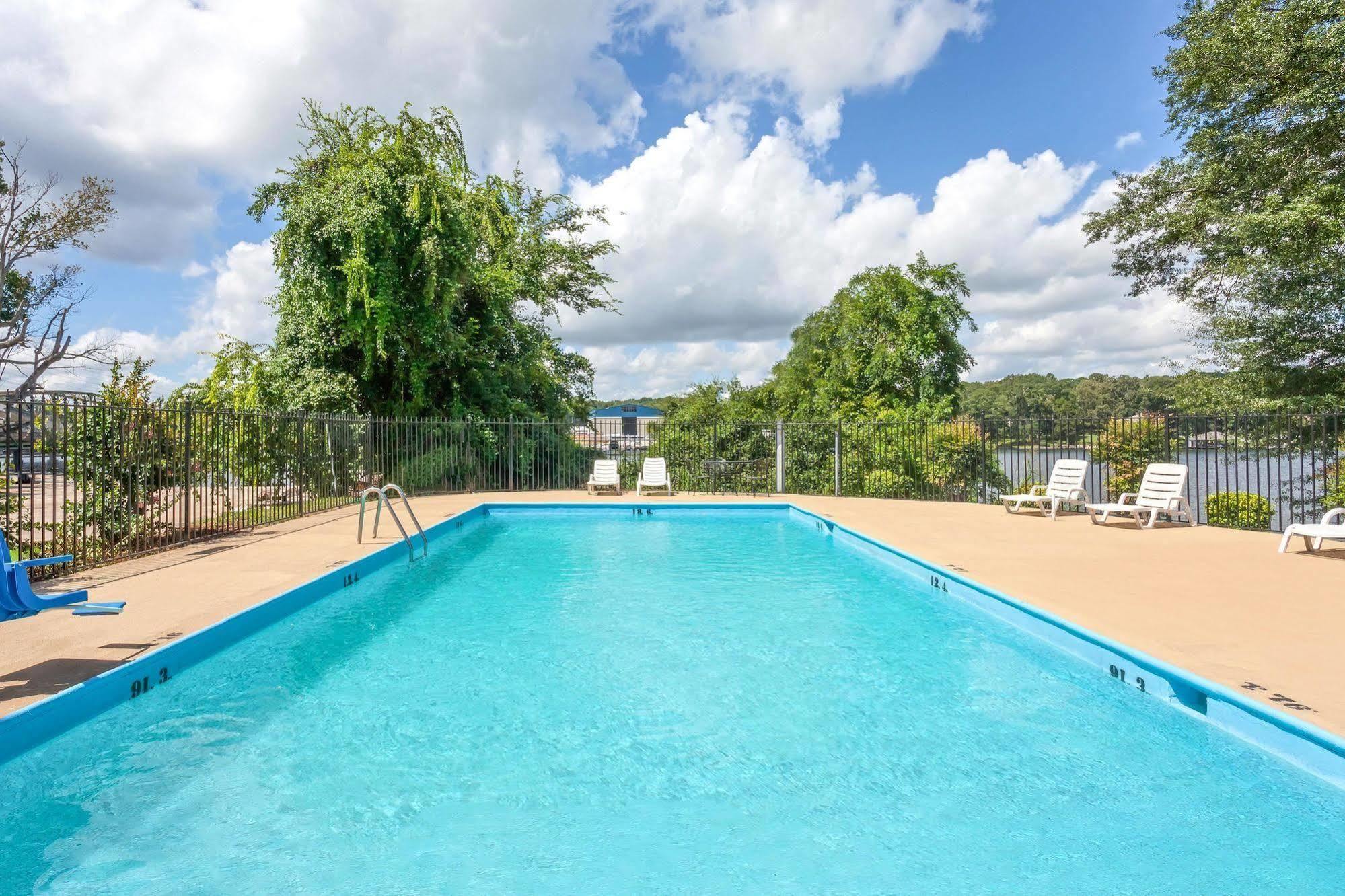 Killen Lake View Inn & Suites מראה חיצוני תמונה